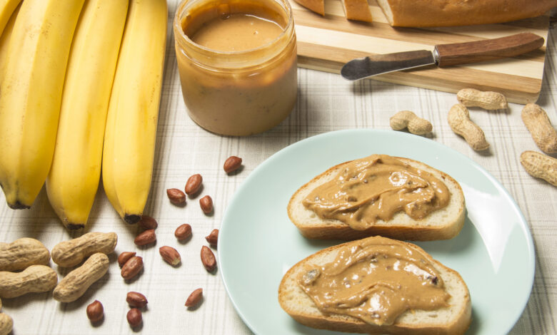 Manteiga de Amendoim: Benefícios Nutricionais e Comparação com Manteiga Comum em Alimentação Manteiga de Amendoim: Benefícios Nutricionais e Comparação com Manteiga Comum